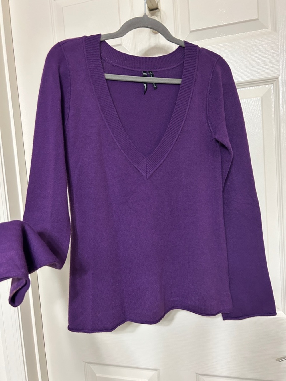 Takeout Purple V Neck Lightweight Sweater Soft Stretchy Cozy Flare Sleeve L
